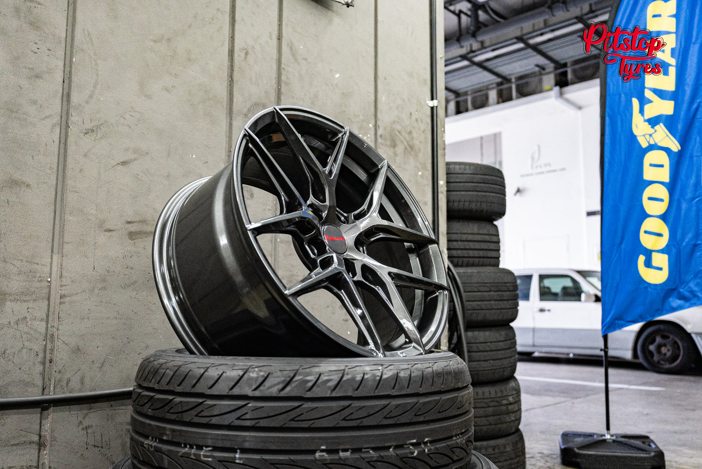 18" JRD Predator in Hyper Black / Gloss Black
