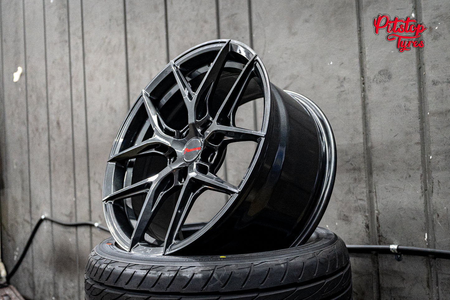 18" JRD Predator in Hyper Black / Gloss Black