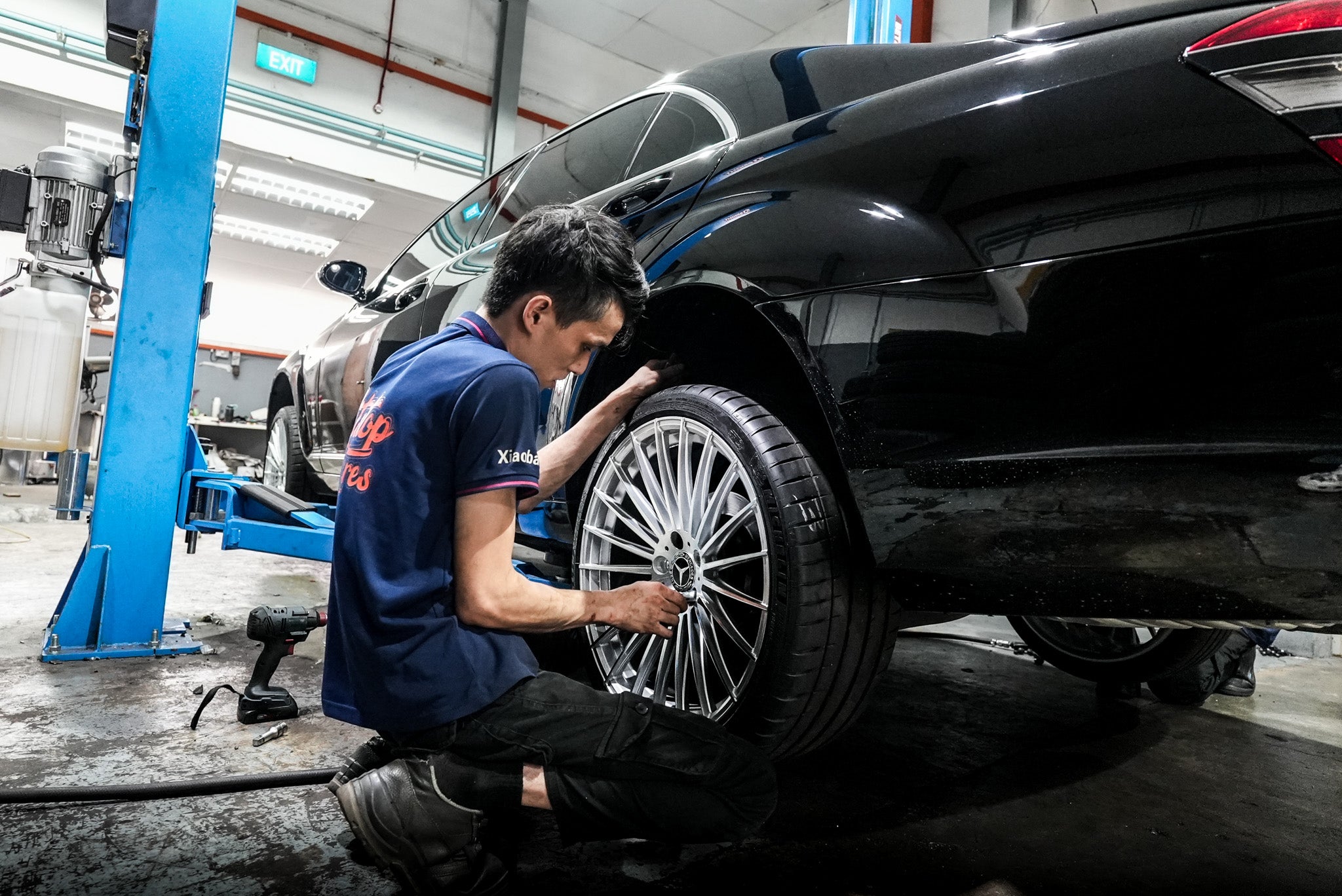 Pitstop Tyres mechanic expertly installing new rims on a vehicle, showcasing the high-quality service and attention to details.