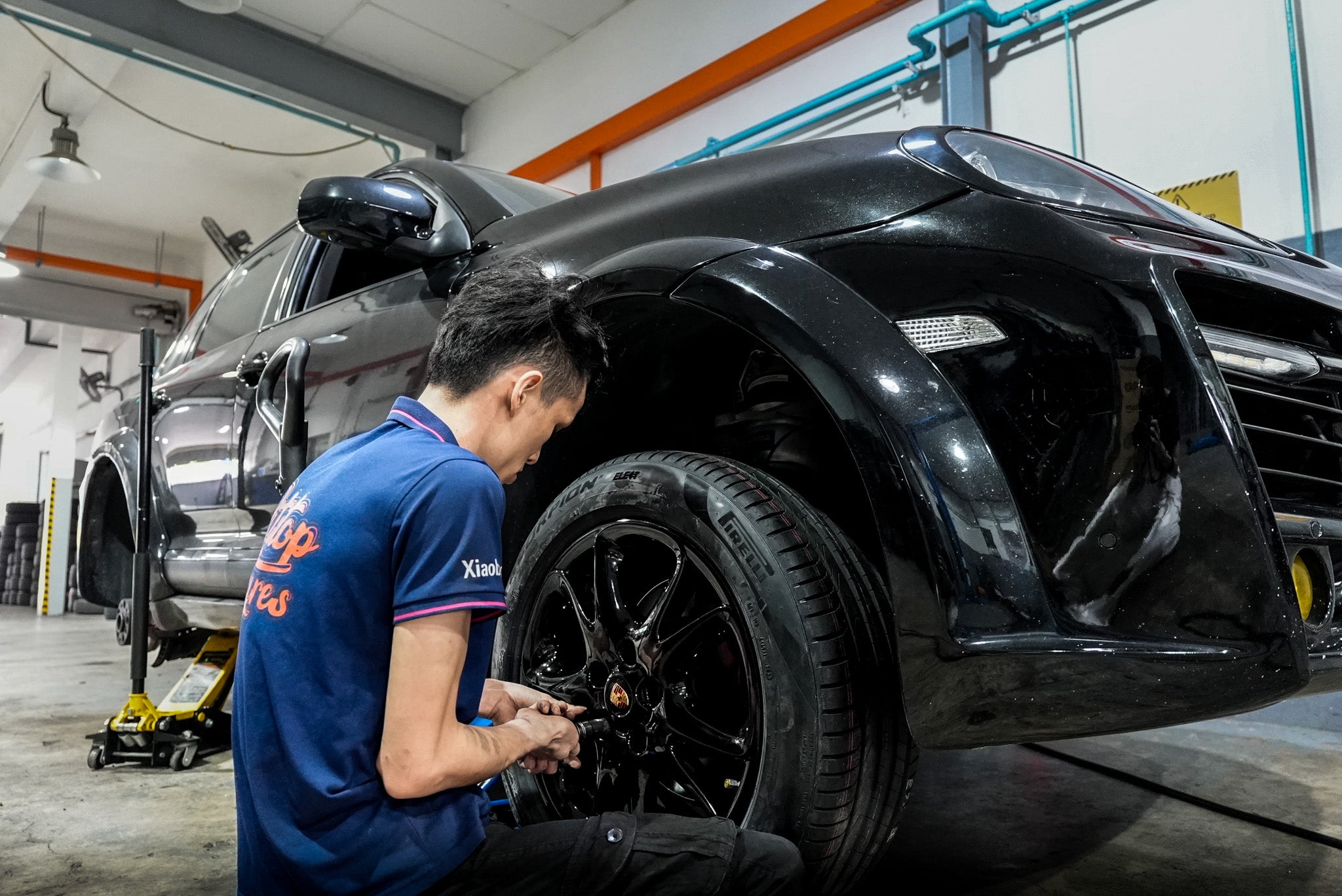 Pitstop Tyres mechanic expertly installing new tyres, demonstrating professional tyre change services and commitment to quality